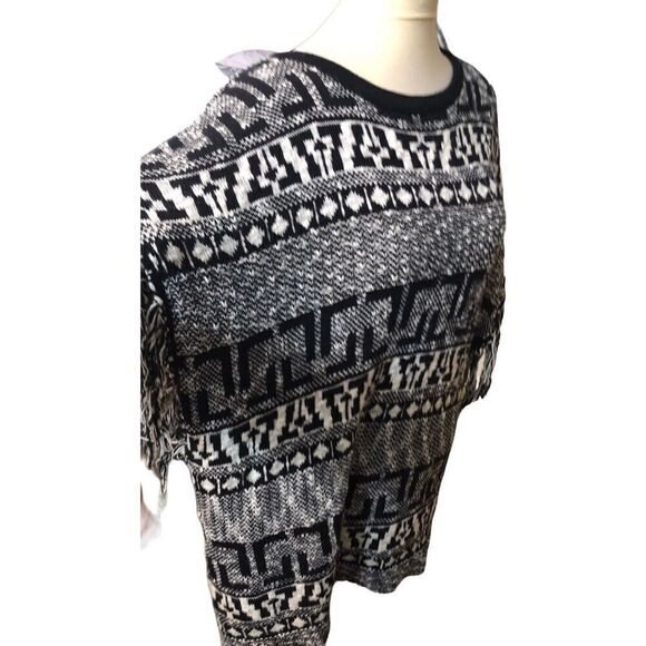 Gianni Bini Black and white fringed oversized poncho style sweater with fringe s - Picture 4 of 15